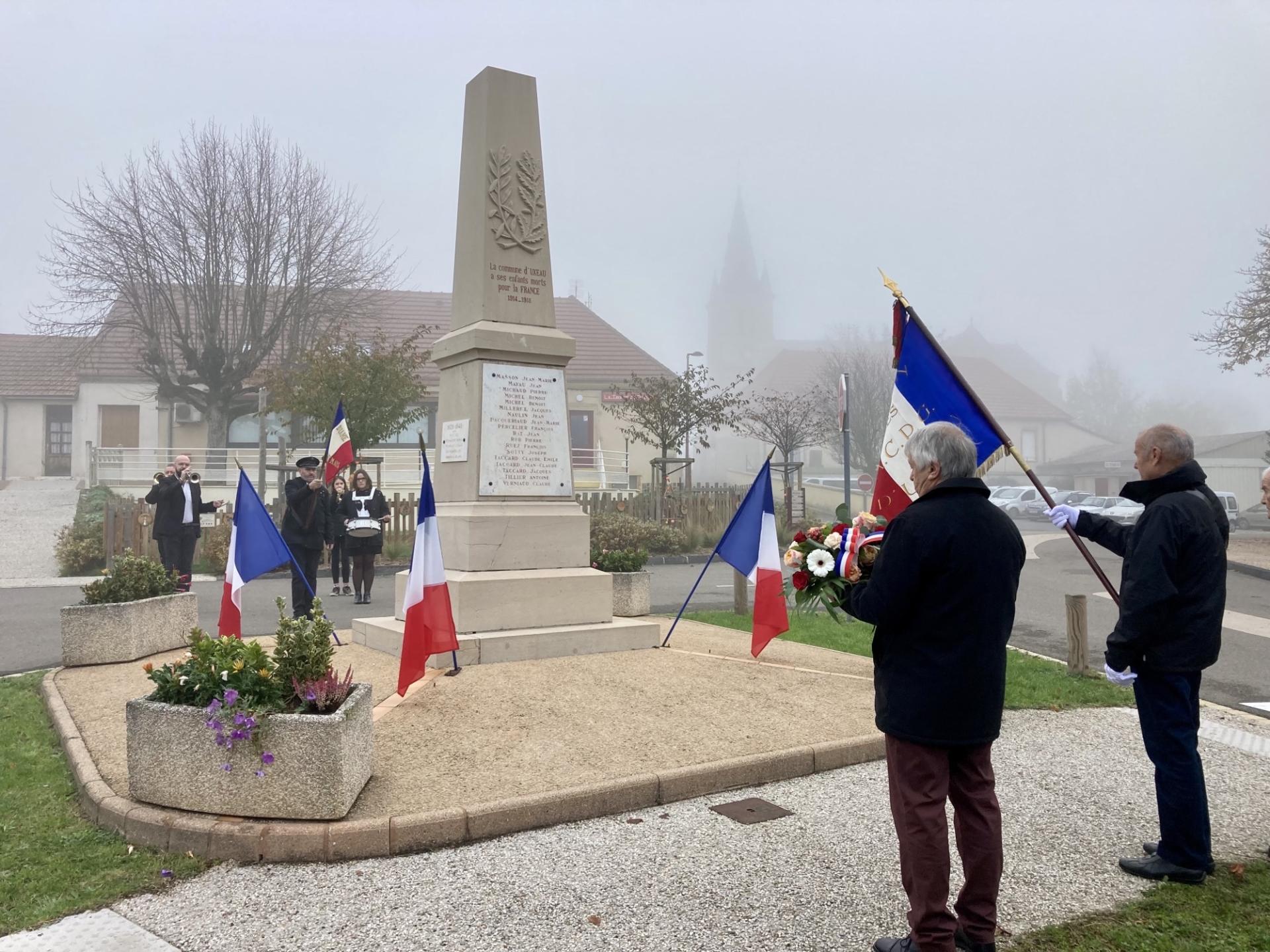 monument aux morts , drapeau, porte-drapeau et maire